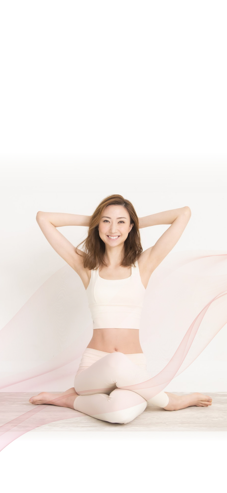 頭の上で手を組むYoriさん