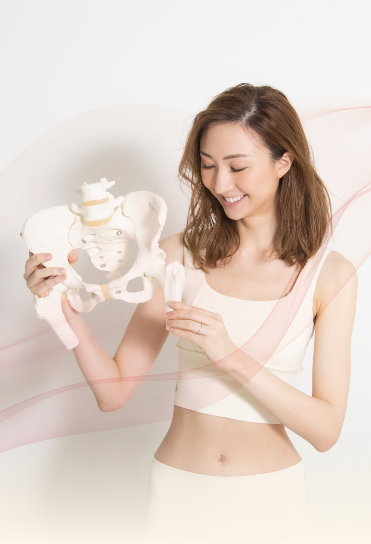 骨盤の模型を持つYoriさん