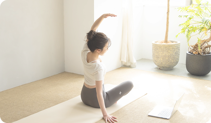 ストレッチする女性