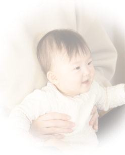 抱っこされる赤ちゃん